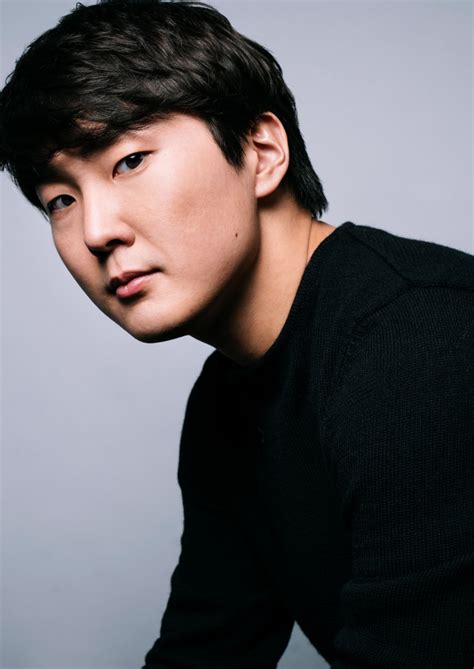 Seong-jin cho - Seong-Jin Cho (tiếng Triều Tiên: 조성진; sinh ngày 28 tháng 5 năm 1994) là nghệ sĩ piano người Hàn Quốc. Anh trở nên nổi tiếng toàn thế giới khi dành ngôi quán quân tại Cuộc thi piano quốc tế Frédéric Chopin lần thứ XVII năm 2015 với bản Concerto số #1 cho Piano ở vòng chung kết.